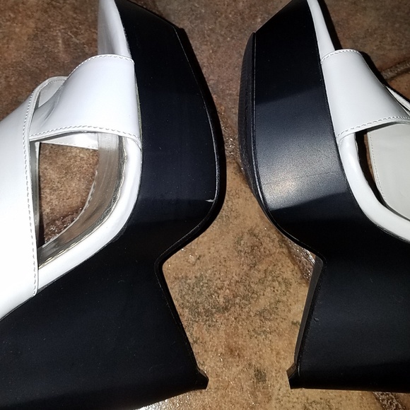 bebe - Picture 3 of 3